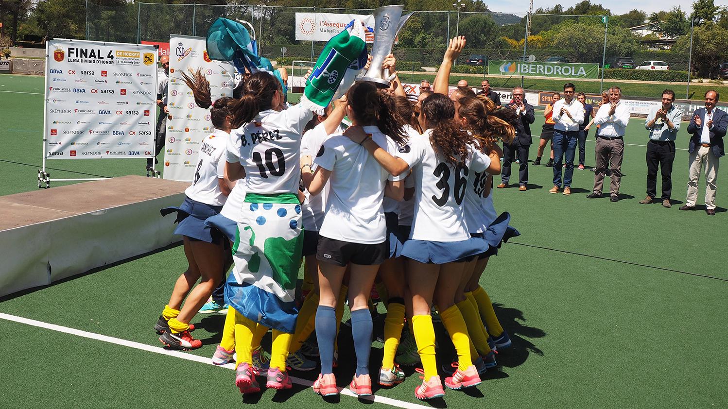 Rocío Gutiérrez levanta el título liguero 2016-2017 rodeada por sus compañeras