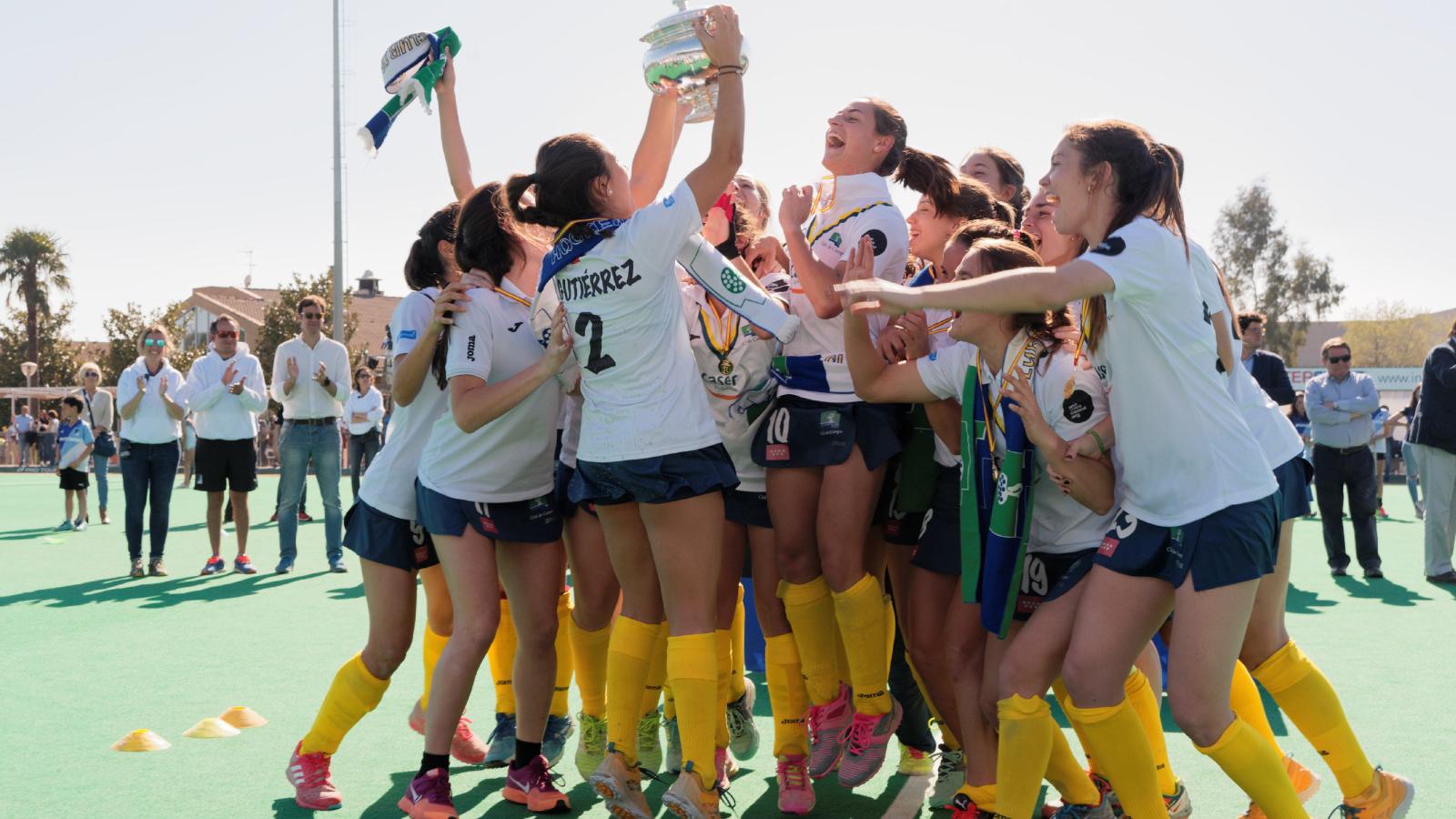 Rocío Gutiérrez levanta la Copa de la Reina 2017. Foto: Ignacio Monsalve