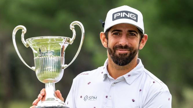 El golfista Matthieu Pavon, con el trofeo de campeón del Acciona Open de España presented by Madrid 2023. Foto: Miguel Ángel Ros / CCVM