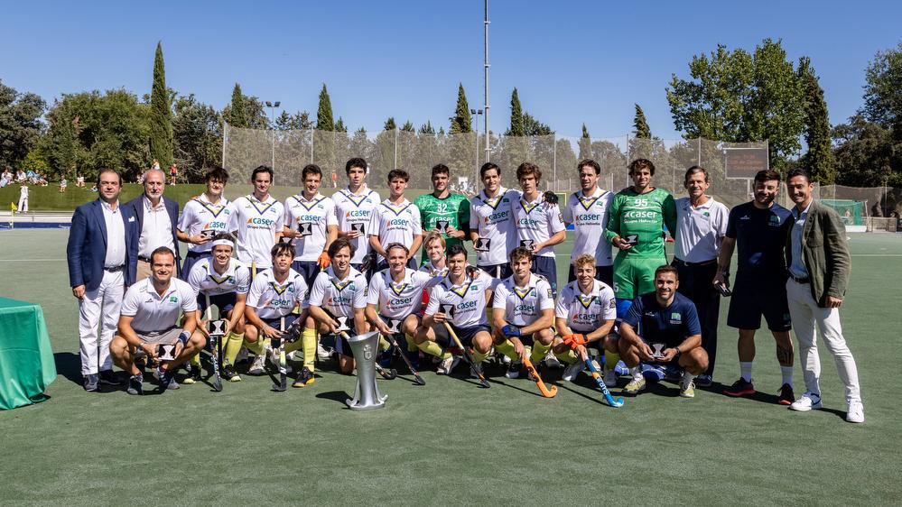 El Club de Campo masculino de hockey, con la copa de campeones de liga. Foto: Miguel Ángel Ros / CCVM