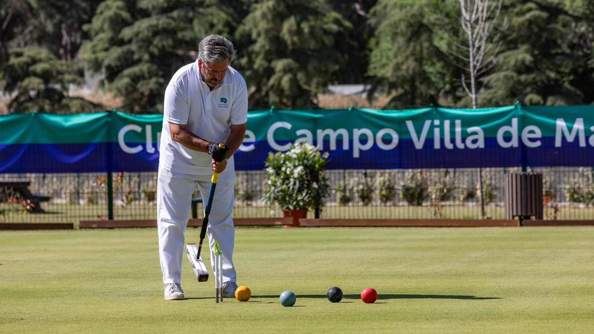 Jugador de croquet, en un torneo disputado en el Club. Foto: Miguel Ángel Ros / CCVM