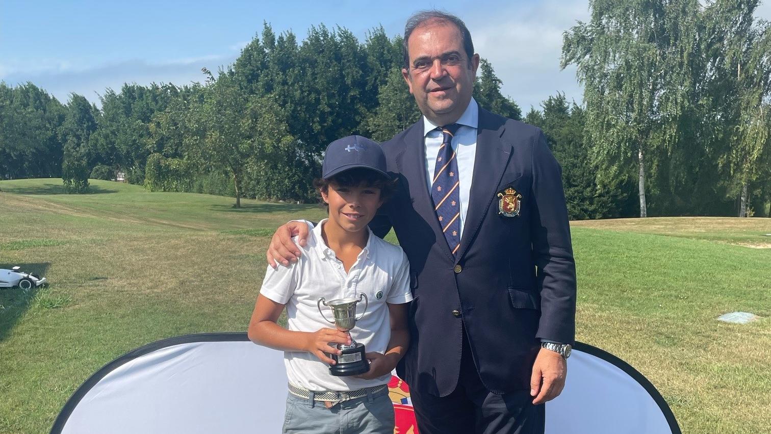 El subcampeon de España alevín de P&P, Ignacio Martínez Ferreiro, con el director de Deportes CCVM, Jesús Barrera.