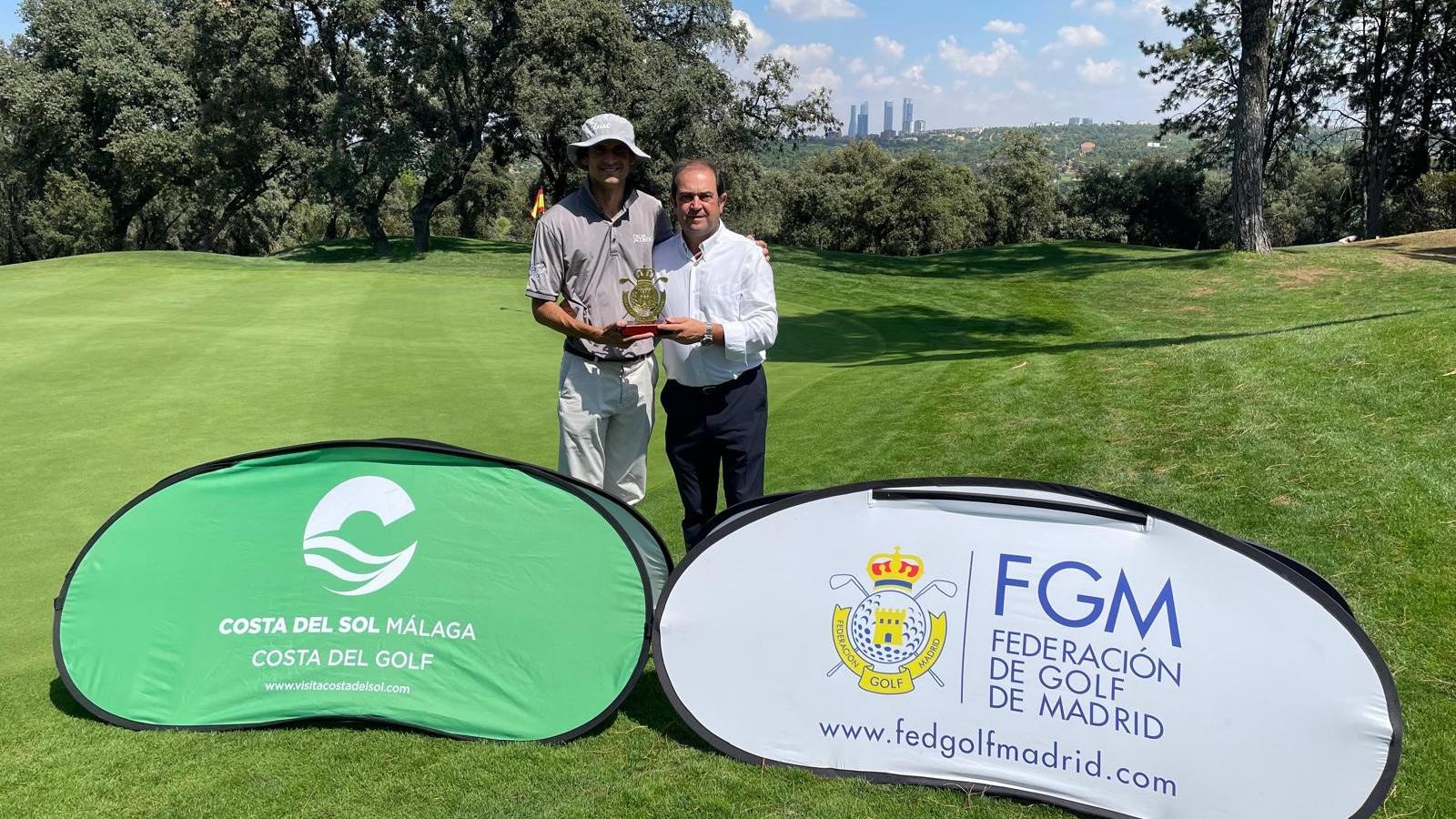 El golfista Pedro Oriol (izda.) recibe el trofeo de campeón en el Club de manos del director de Deportes, Jesús Barrera.