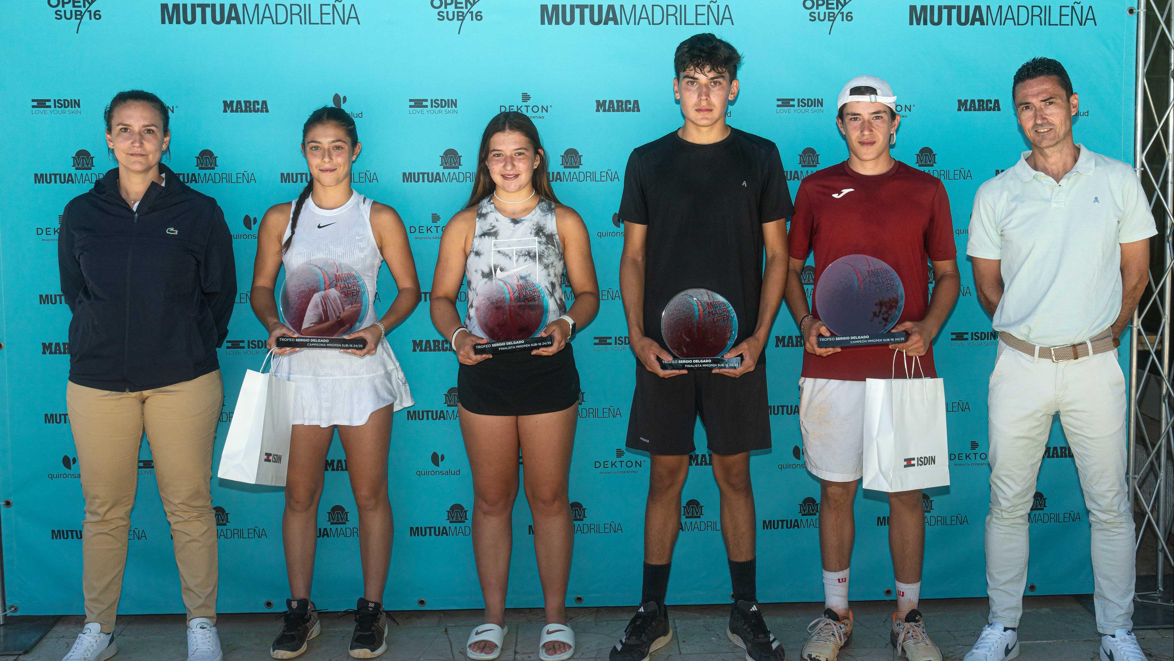 Entrega de premios, con los campeones y subcampeones del Mutua Madrid Open sub-16.