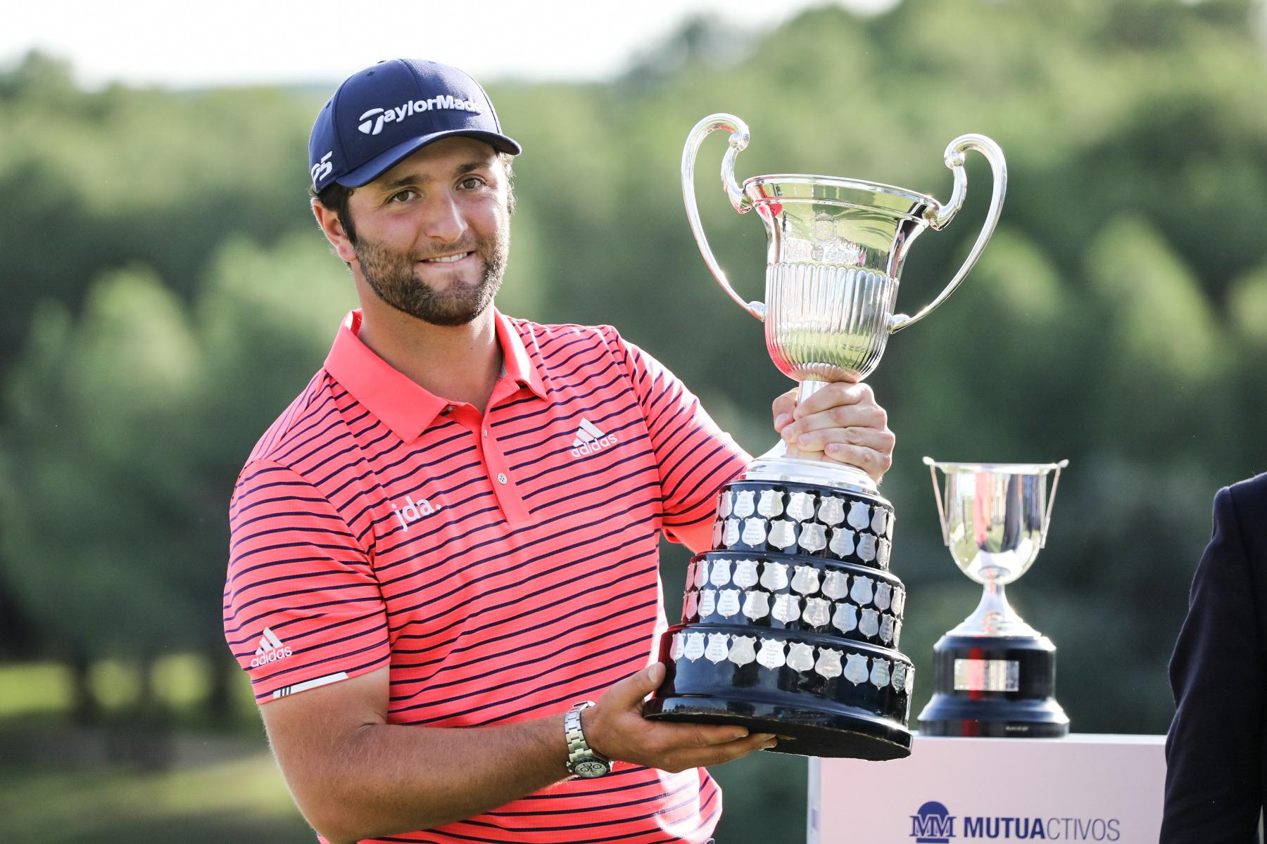 Jon Rahm sonríe con la copa de campeón del Mutuactivos Open de España. Foto: Miguel Ros