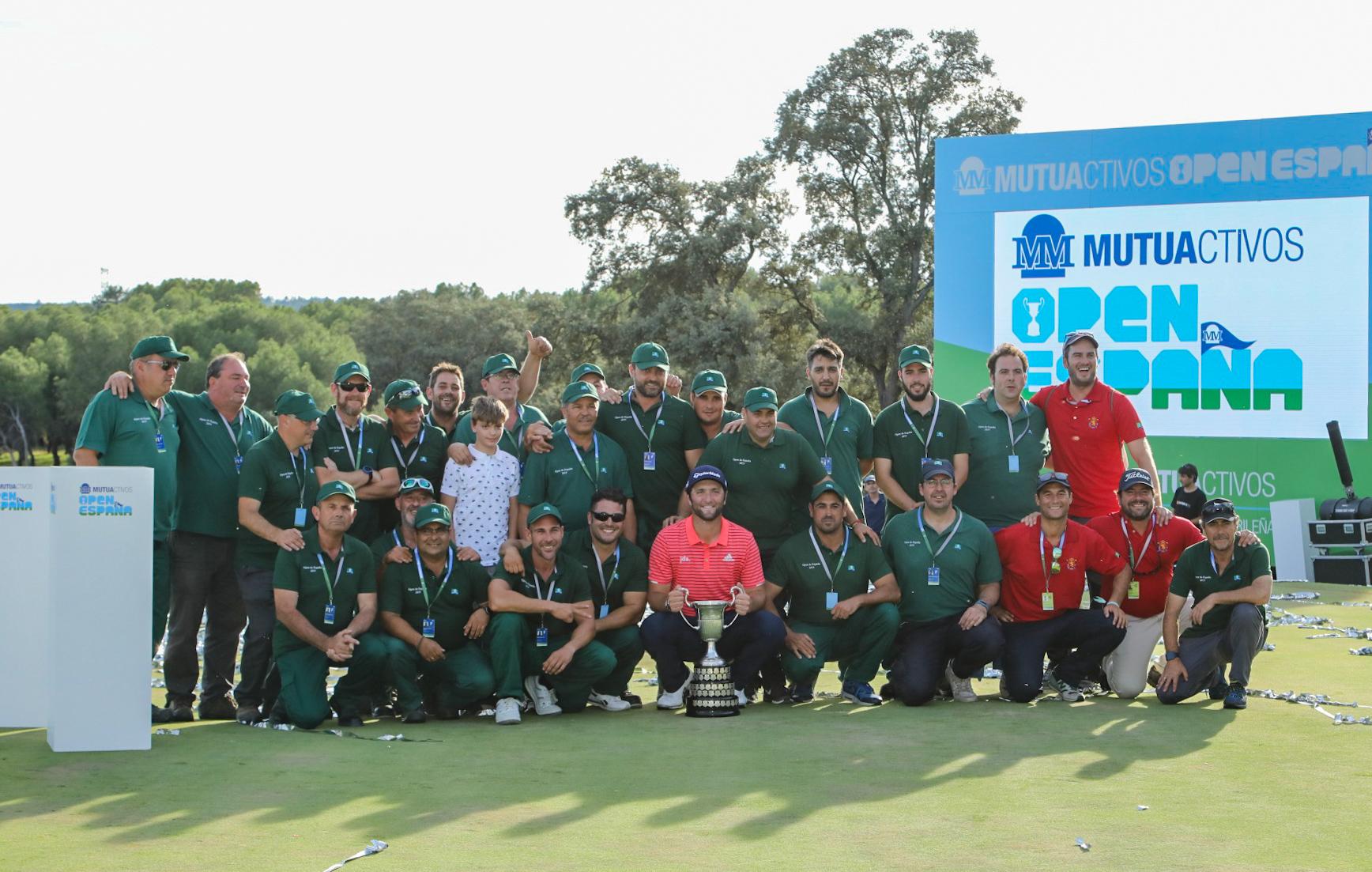 Jon Rahm se fotografía con el equipo de mantenimiento del Club como agradecimiento por su labor en el Mutuactivos Open de España. Foto: Miguel Ros