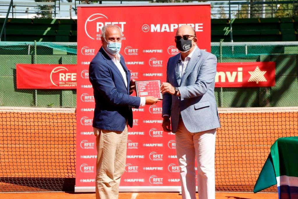 El gerente del Club, Juan Carlos Vera (izda. en la imagen) recibe la placa conmemorativa de manos de Miguel Díaz, presidente de la RFET. Foto: FTM 