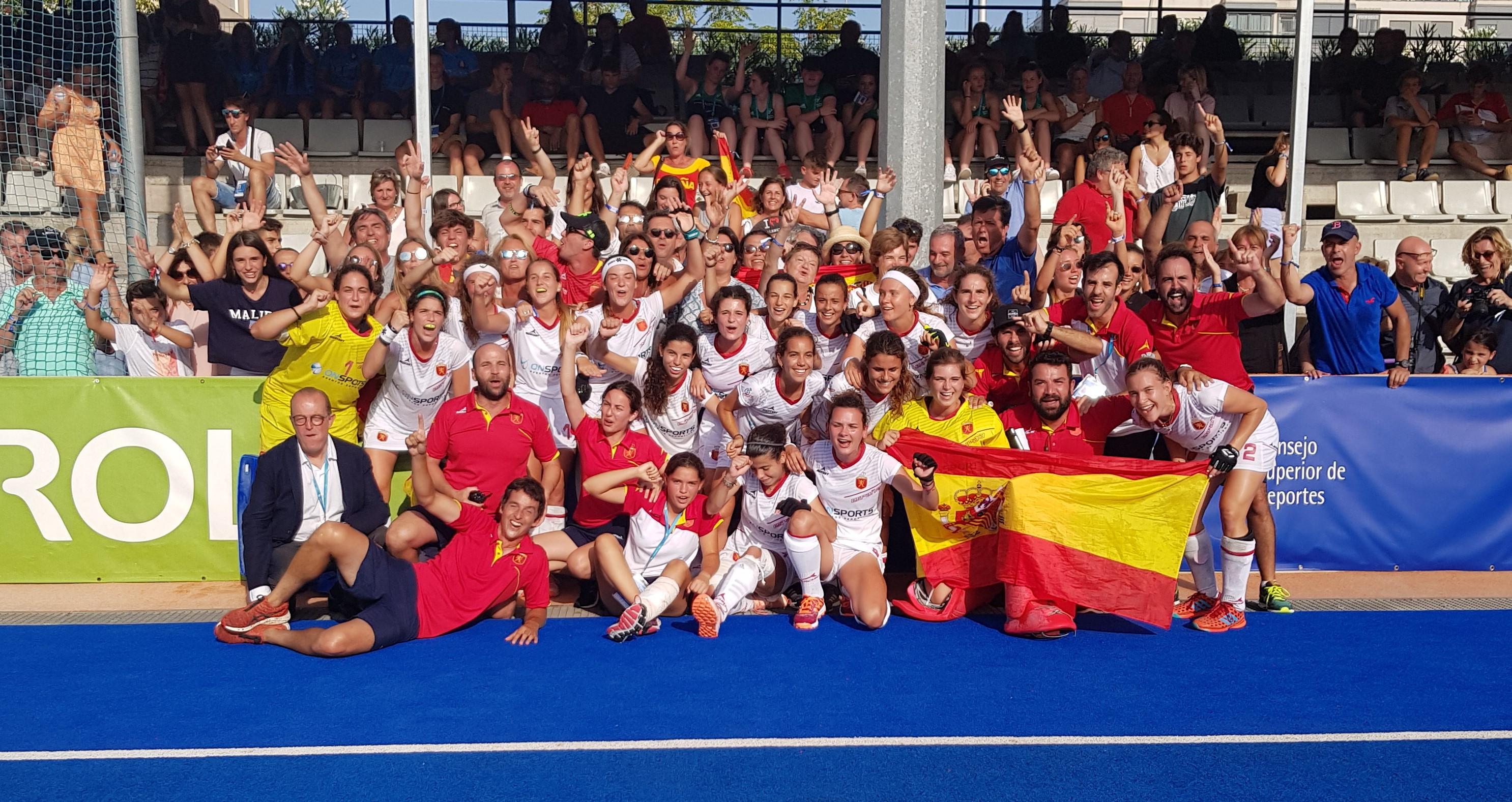 La selección española de hockey femenino celebra el Campeonato de Europa sub 21. Foto: Rfeh