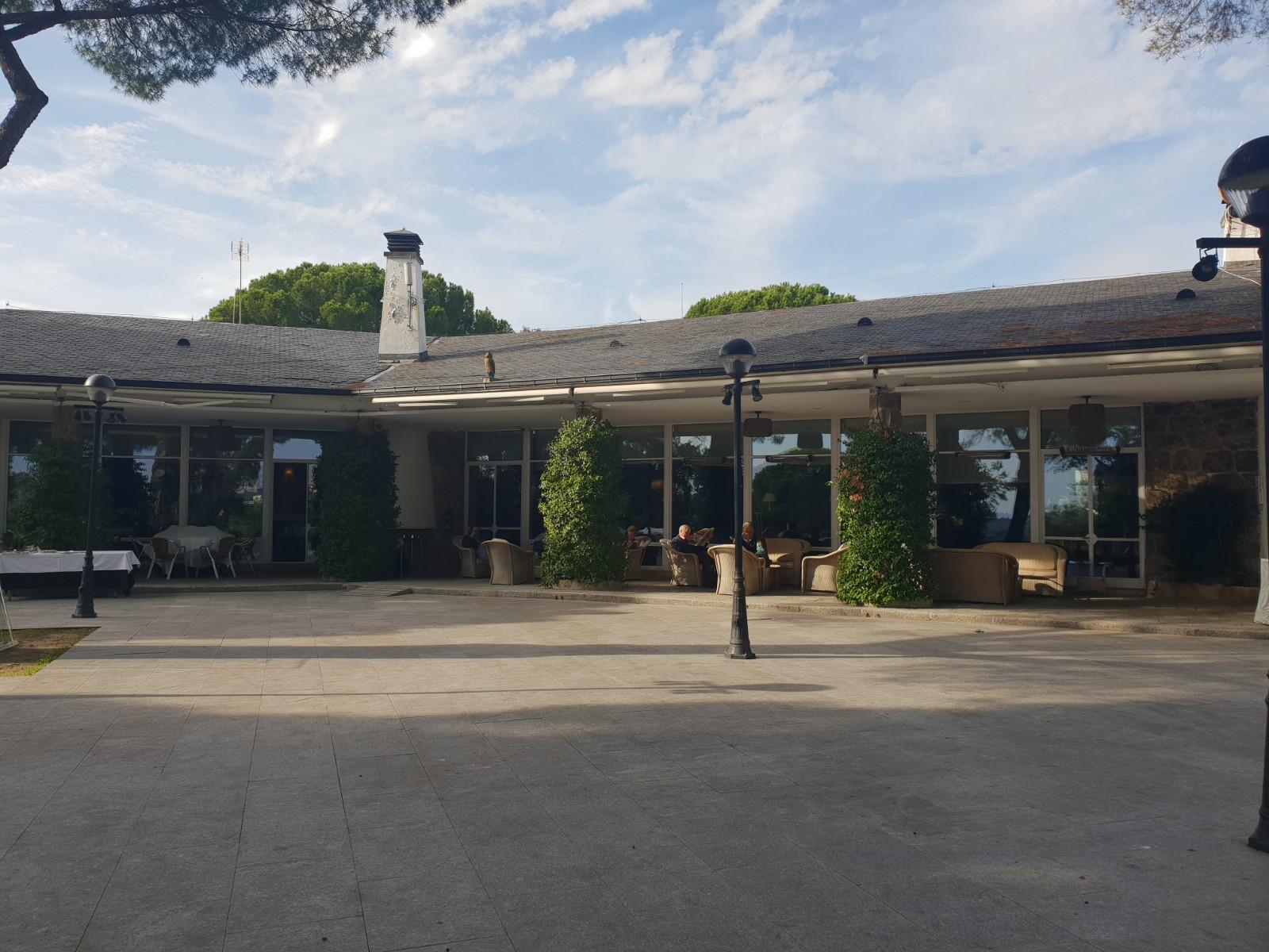 Sustitución de cerramientos acristalados en el chalet de golf.
