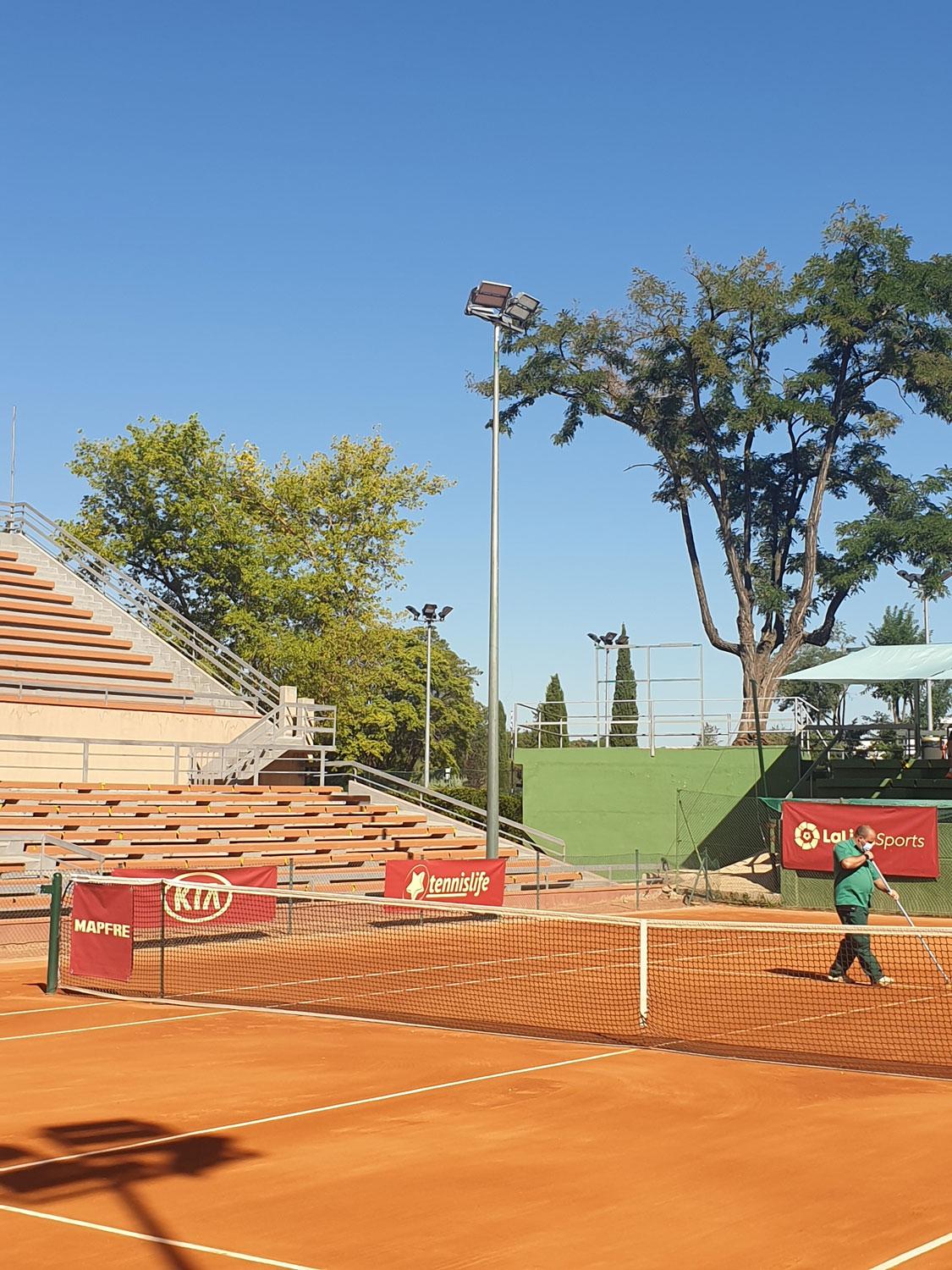 Sustitución de equipos de iluminación en la pista 1 de tenis tierra batida.