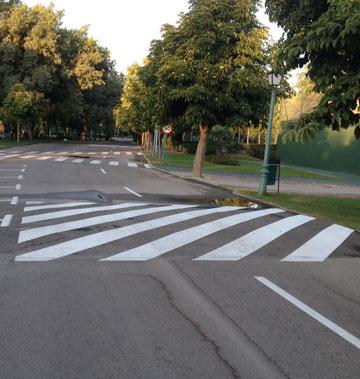 Pintura de las líneas blancas de los pasos de cebra