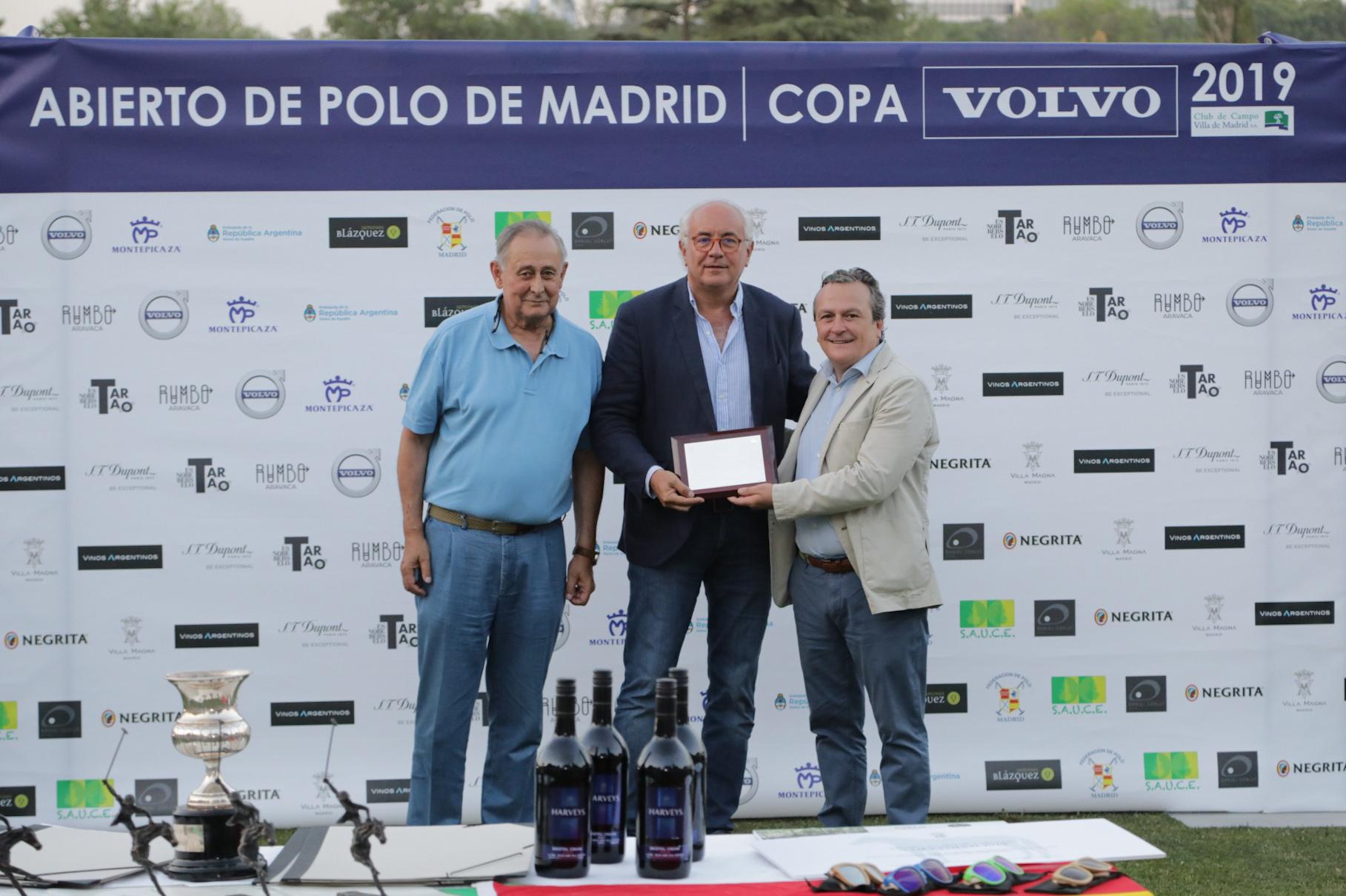 El Ministro Consejero de la Embajada de Argentina, Eduardo Michel (centro), entrega la placa de reconocimiento al Club de Campo a Borja Cubillo (dcha.), Director de Comunicación y Marketing del Club, y a Jaime Baselga, delegado de hípica.