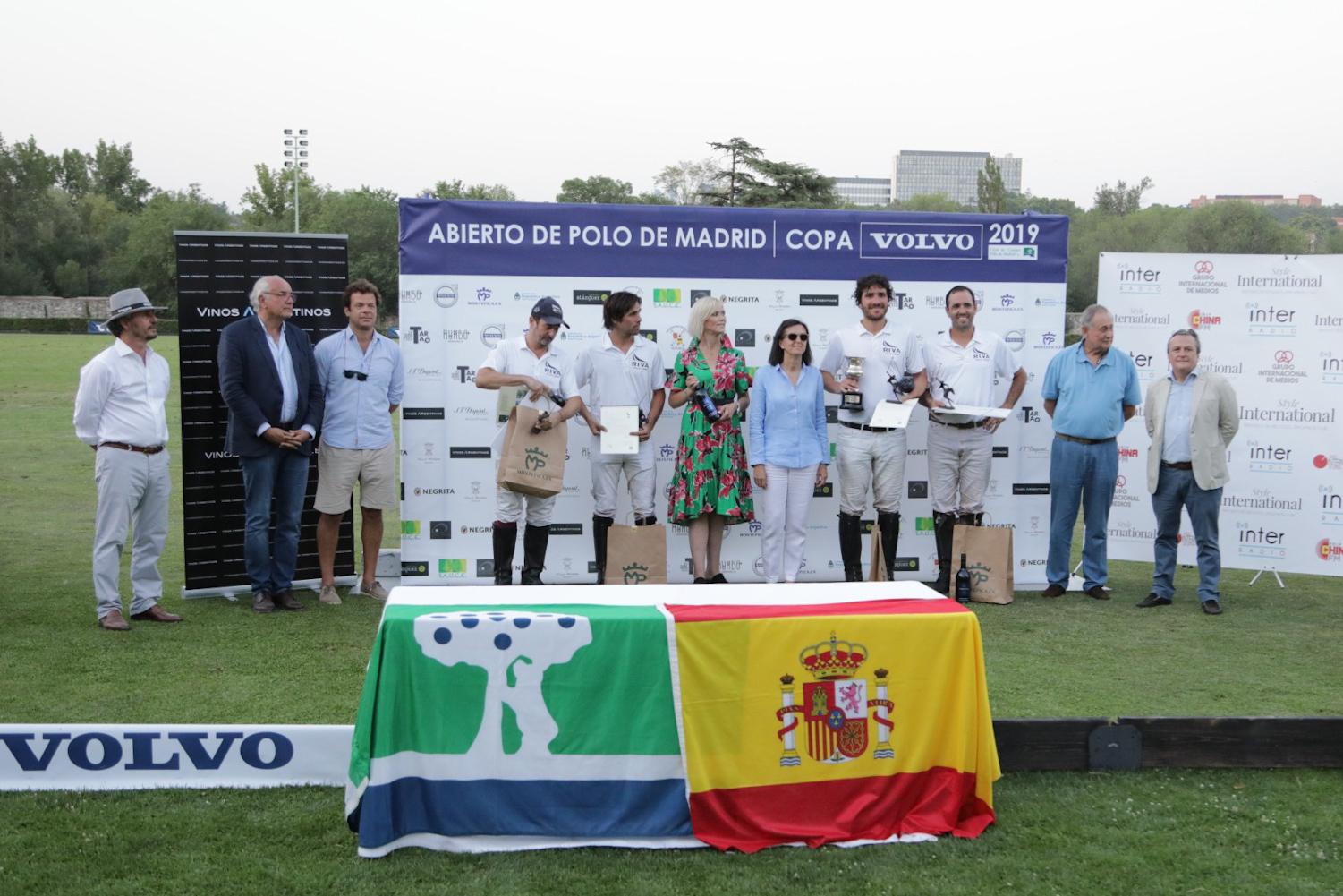 El equipo ganador, el Riva Polo Team, con los organizadores y representantes de la Embajada de Argentina y del Club. Foto: Miguel Ros