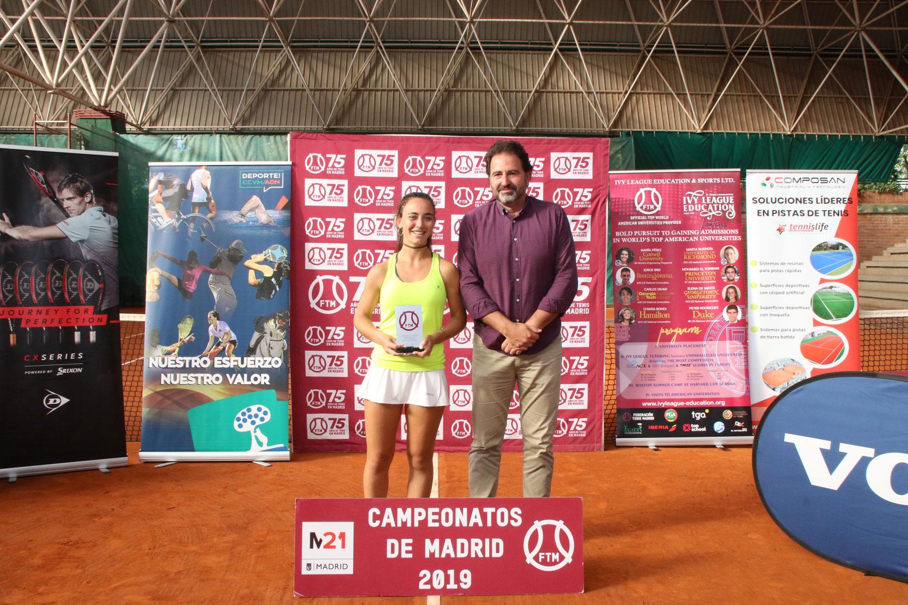 María Obispo, subcampeona de Madrid de tenis, con Tati Rascón, presidente de la FTM. Foto: FTM