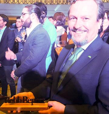 Borja Cubillo, director de Comunicación y Marketing del CCVM, con el galardón