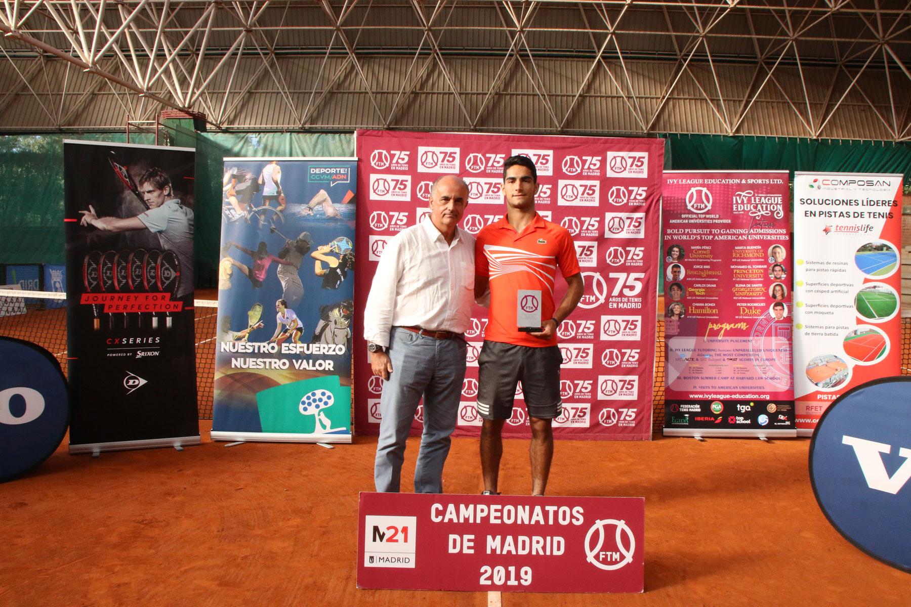 Antonio Zapatero, delegado del Club de tenis y miembro de la Junta Directiva de la FTM. con el finalista, Miguel Damas. Foto: FTM