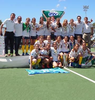 Jugadoras y staff técnico en el podio tras ganar la Liga