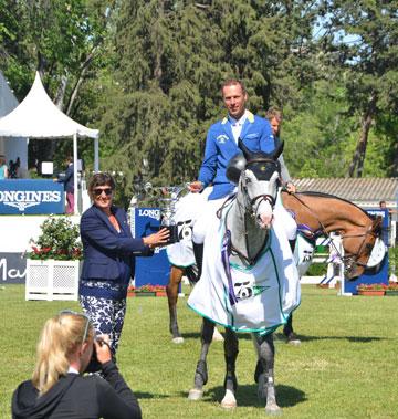 Marisol Casado, miembro del COI entrega el trofeo al segundo clasificado Christian Ahimann.