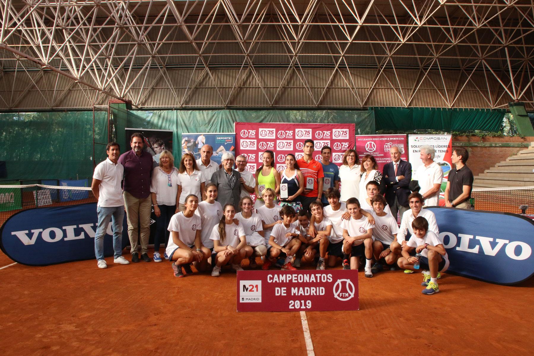 Imagen con todos los campeones al final de los LXII Campeonatos de Madrid Absolutos de tenis. Foto: FTM