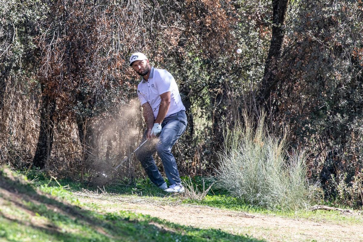 Jon Rahm saca la bola de entre los árboles. Foto: Miguel Ros / CCVM