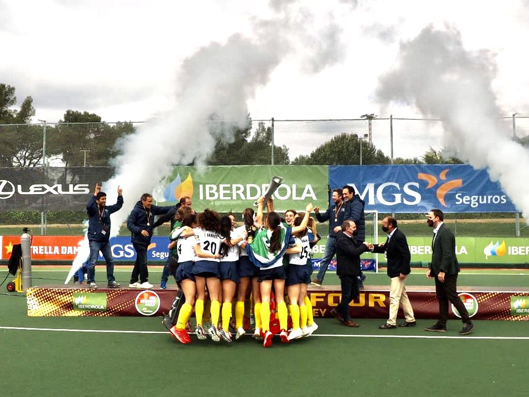 El equipo femenino celebra el título de Liga 2020-2021.