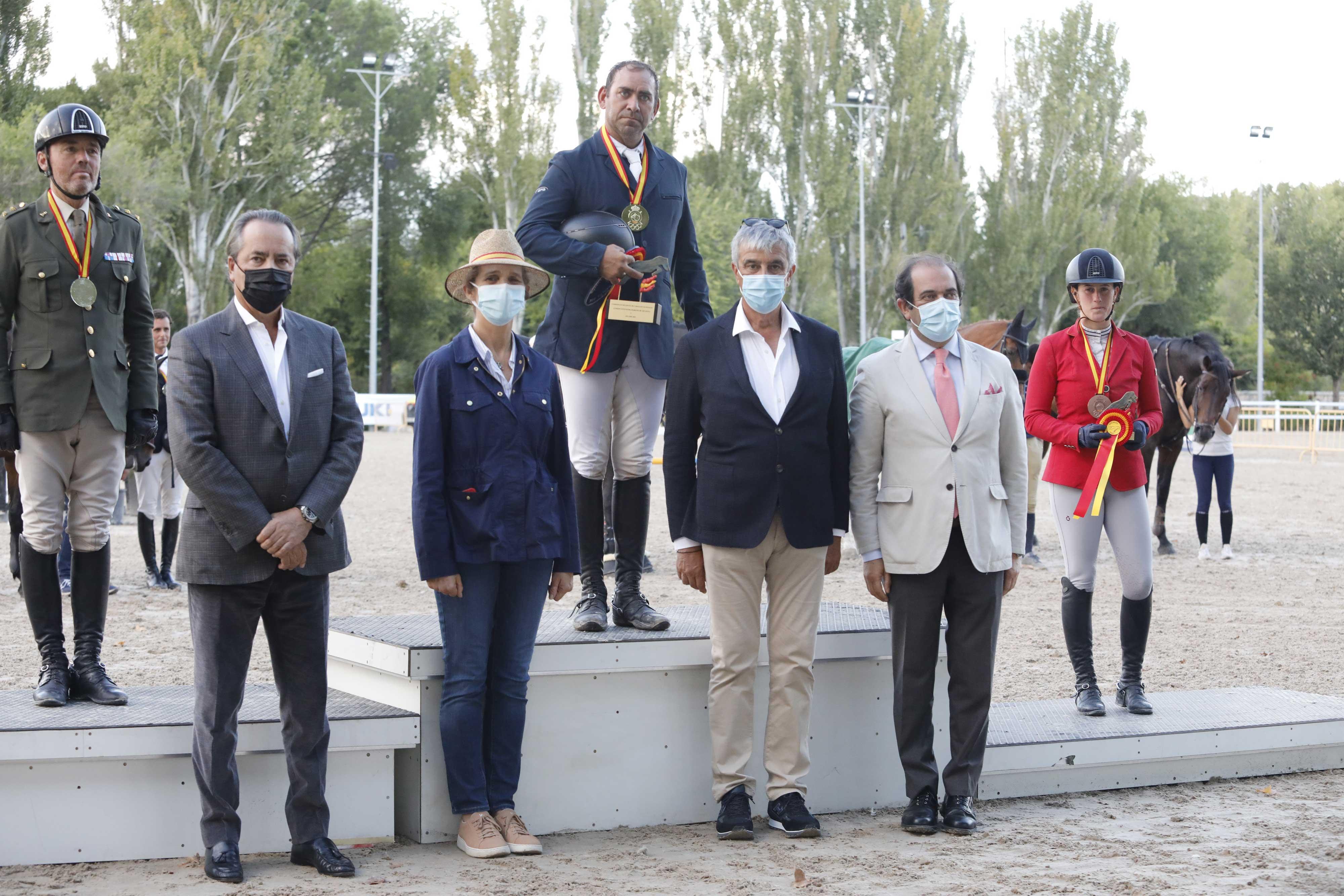 El podio del Campeonato de España de Caballos Nacionales, con Javier Revuelta, Presidente de la RFHE; la Infanta Doña Elena; Santiago Núñez, Presidente de ANCADES, y Jesús Barrera, Director de Deportes del Club  (de izda. a dcha.). Foto: ANCADES