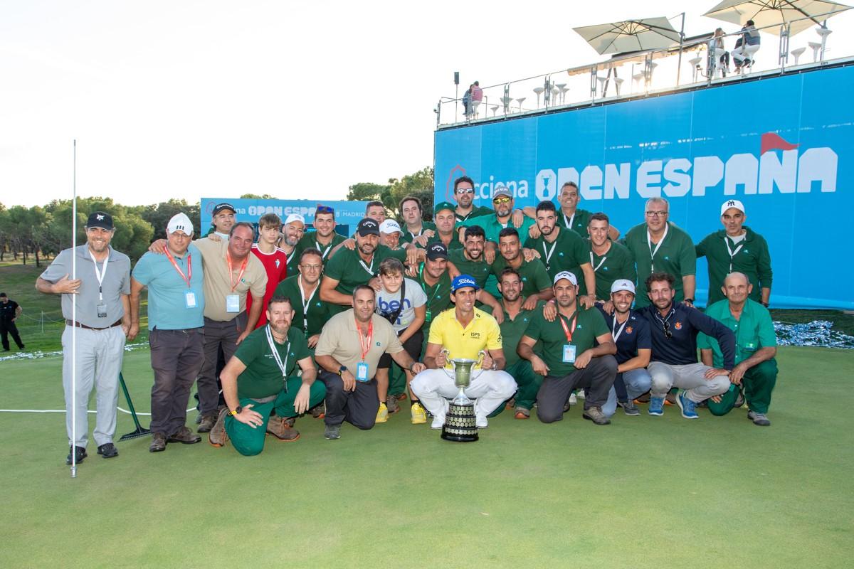 El campeón, con los hombres de verde del Club. Foto: Miguel Ros / CCVM