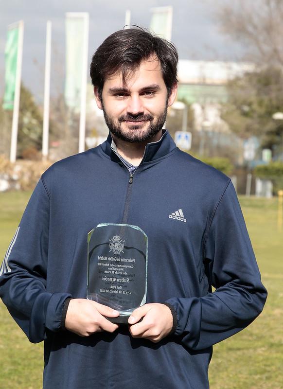 José Domingo Osma muestra el trofeo de subcampeón de Madrid P&P. Foto: FedGolfMadrid 