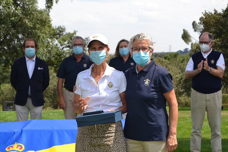 Matilde Pariente recibe el trofeo como campeona. Foto: FedGolfMadrid