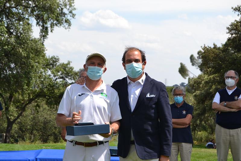 El campeón Juan Fernández-Ardavín, con el Director de Deportes del Club, Jesús Barrera. Foto: FedGolfMadrid
