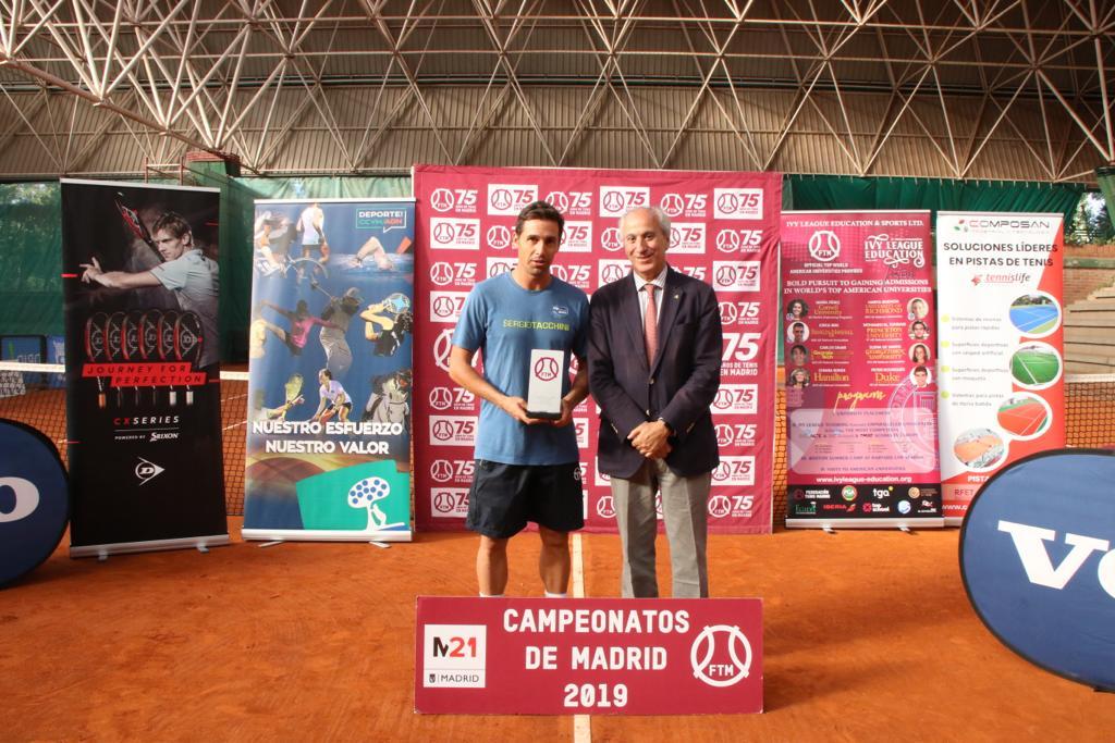 El gerente del Club, Juan Carlos Vera Pró, hizo entrega del trofeo de campeón a Dani Muñoz de la Nava. Foto: FTM