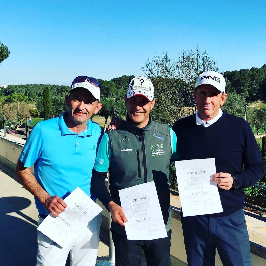 Podio del Mallorca Senior Open: Carlos Balmaseda, campeón, en el centro de la imagen; junto a Víctor Casado, segundo (dcha.) y Markus Brier, tercero (izda.).