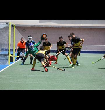 Varios jugadores del Atlètic Terrassa intentan resolver un penalti córner (Foto: Miguel Ros)