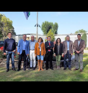 El equipo directivo del Club con los consultores