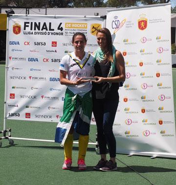 Bea Pérez recibe el trofeo de MVP de la final de manos de Jennifer Pareja - Foto: Ignacio Monsalve