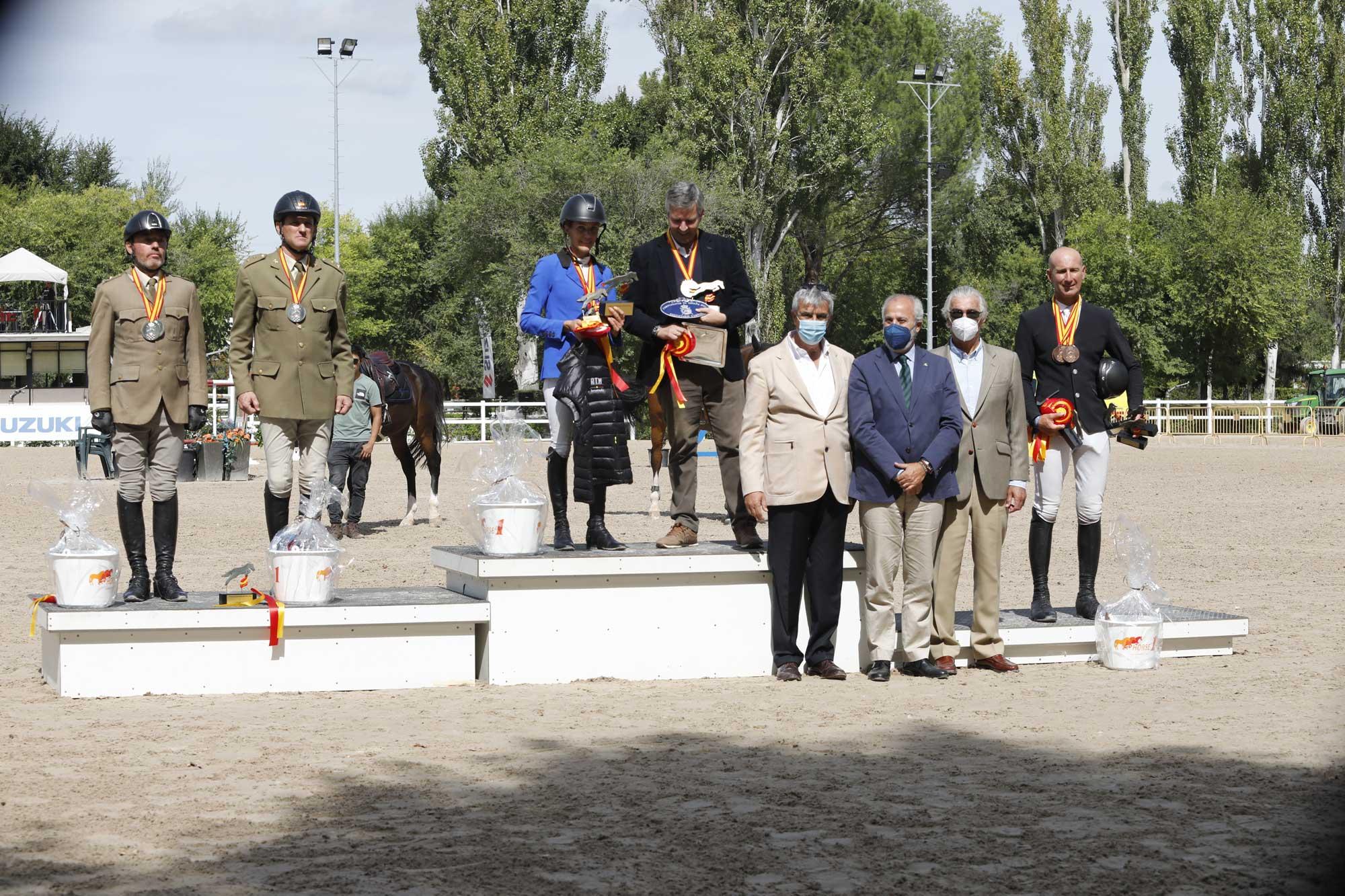 Podio del Campeonato de Yeguadas y el Presidente de ANCADES, Santiago Núñez; el Gerente del Club, Juan Carlos Vera, y un clásico de la hípica, Luis Álvarez Cervera (de izda. a dcha.). Foto: ANCADES