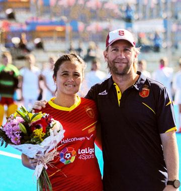 Rocío Gutiérrez y Adrian Lock en el homenaje por los 100 partidos de la gaditana (Gabi Juan, RFEH)