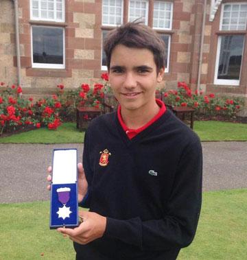 Alejadro Aguilera con su medalla de subcampeón del Brithish Boys