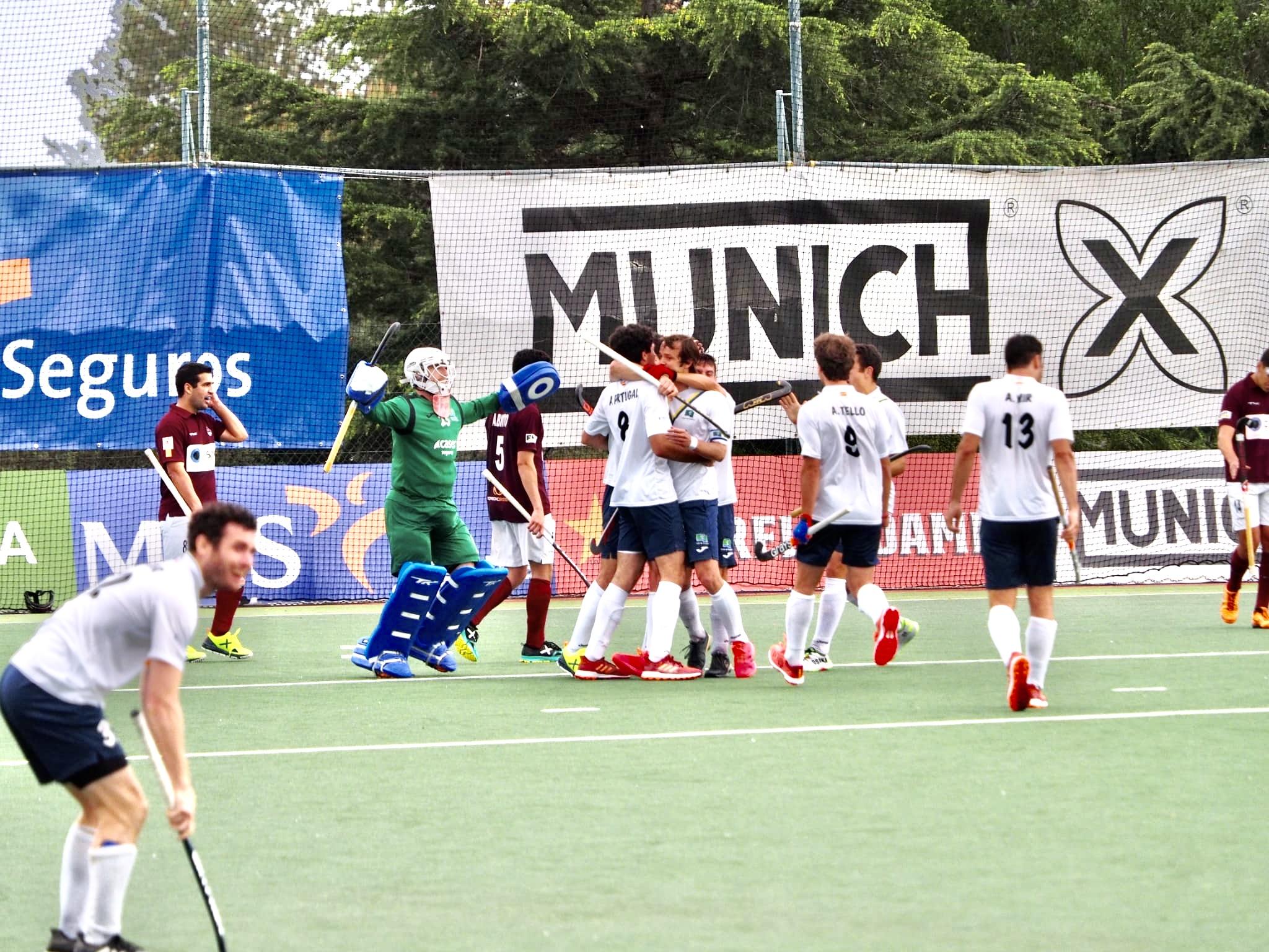 Alegría del conjunto masculino tras lograr el pase a la final. Foto: Ignacio Mosnalve / CCVM