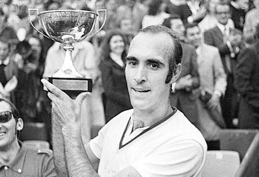 Andrés Gimeno levanta la copa de campeón de Roland Garros de 1972.