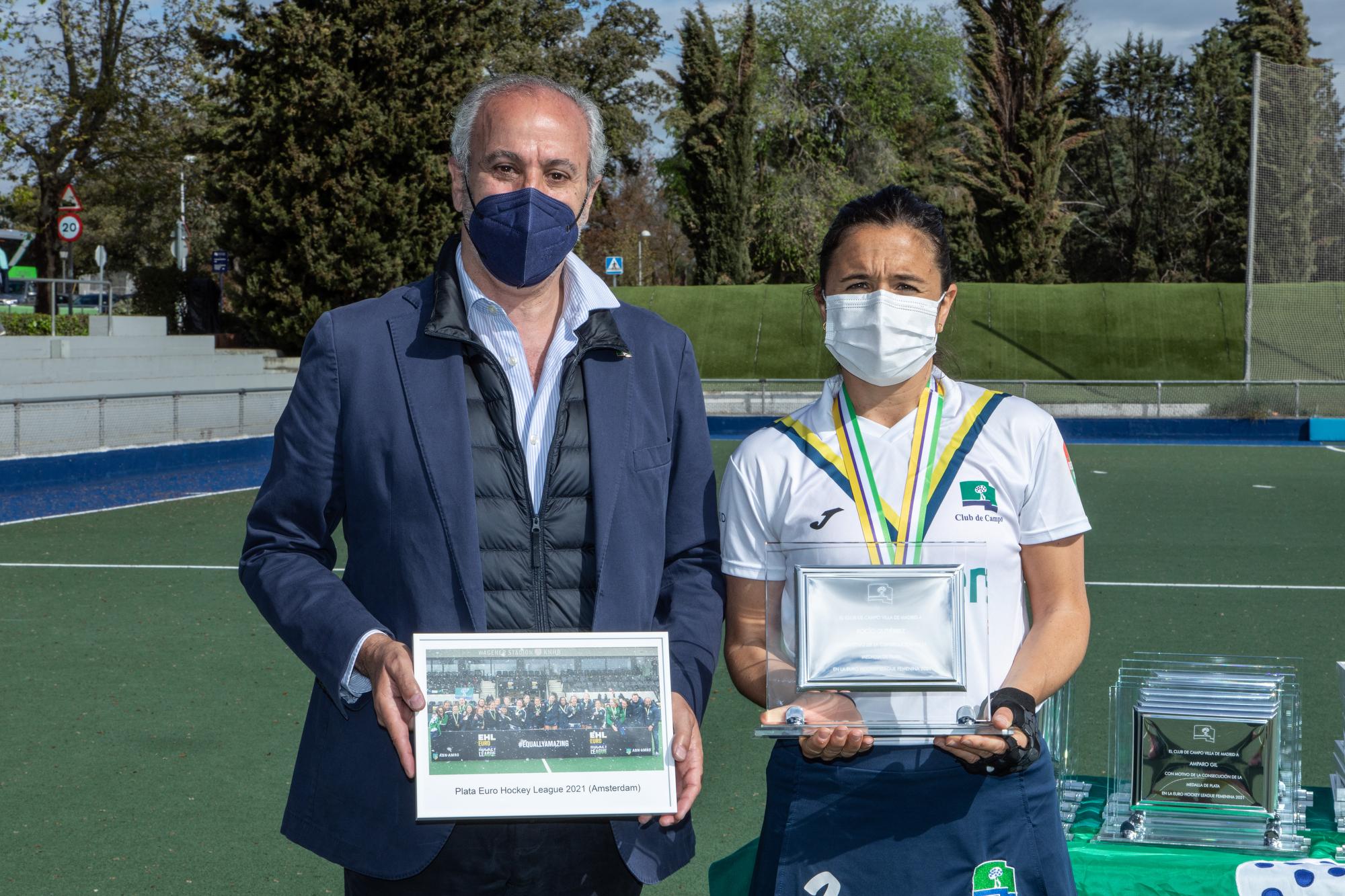 El gerente del Club, Juan Carlos Vera (izda. en la imagen), con la capitana del equipo, Rocío Gutiérrez. Foto: Miguel Ros / CCVM