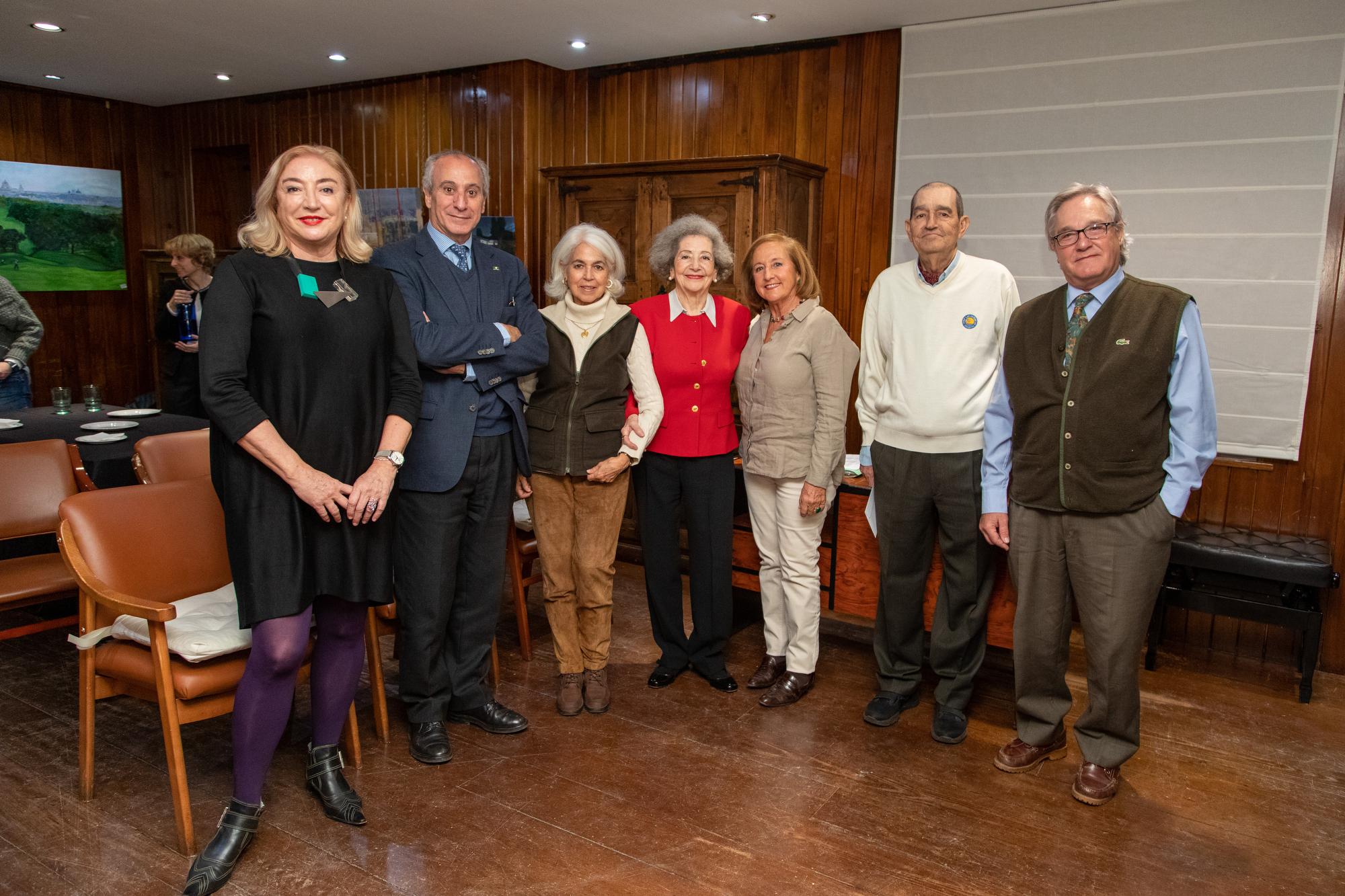 Participantes en el concurso, junto al gerente del Club, Juan Carlos Vera (segundo por la izda.), y la Delegada de Cultura, Rosario Carrillo (en el centro). Foto: Miguel Ros