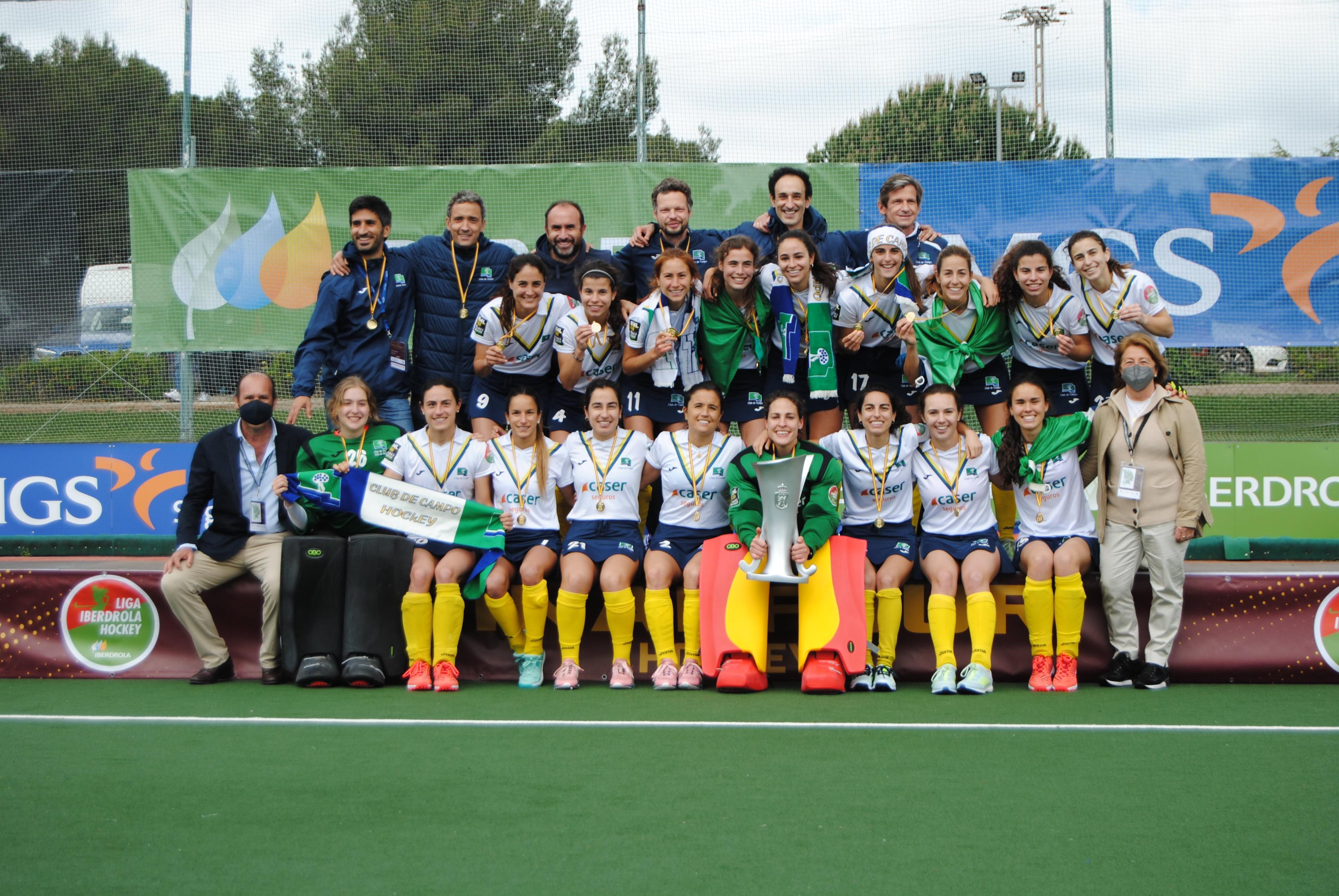 El Club de Campo de hockey posa con el trofeo de campeonas de Liga. Foto: Rfeh