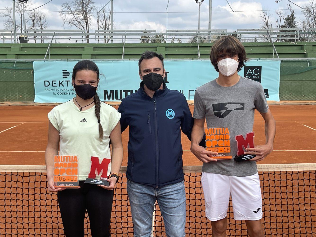 Cristina Ramos e Iker Sevilla, campeones en el Club, junto al director del MMO Sub-16, Alberto Berasategui (centro). Foto: MMOpen