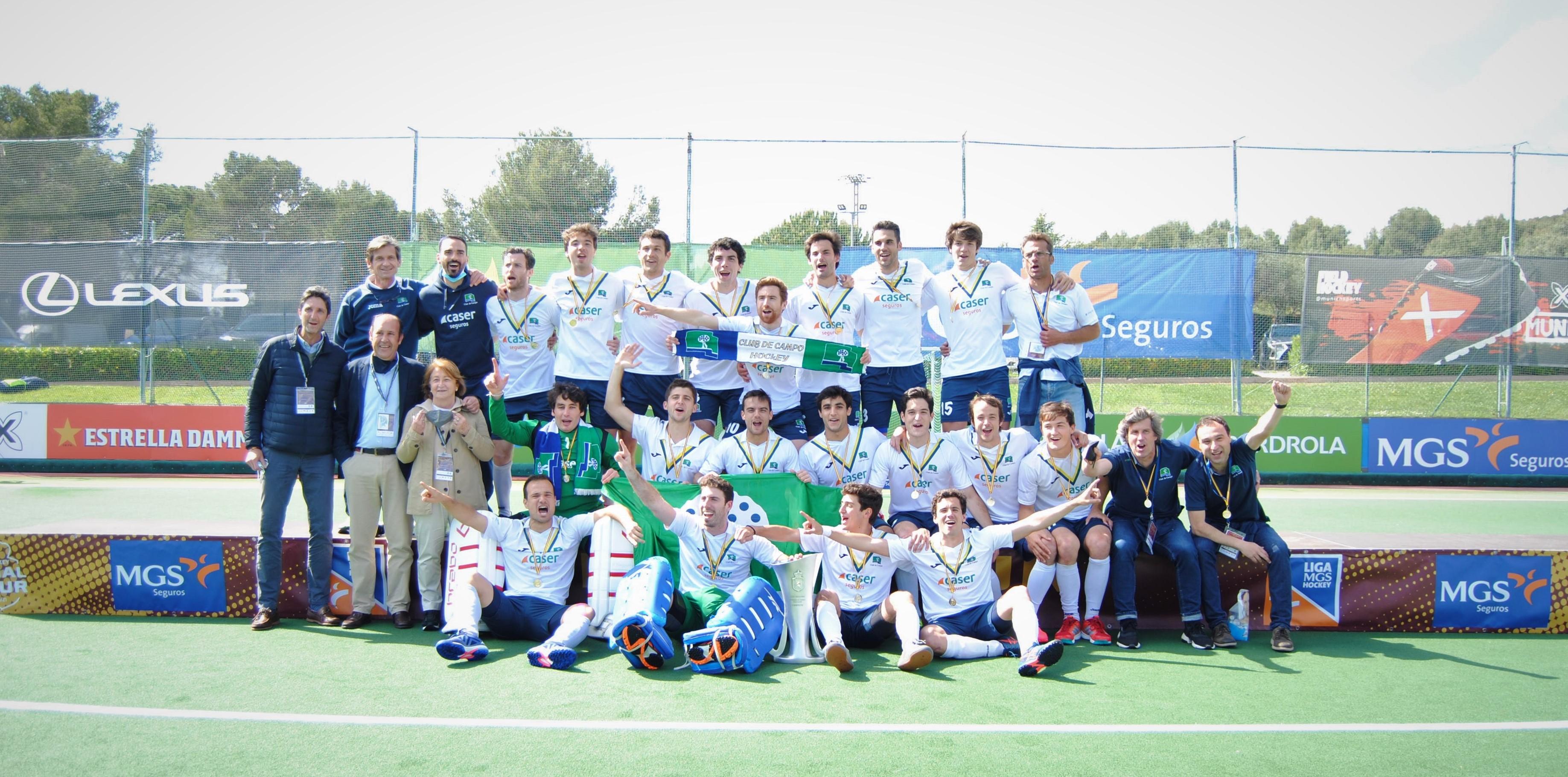 El Club de Campo de hockey posa con el trofeo de campeones de Liga. Foto: Rfeh