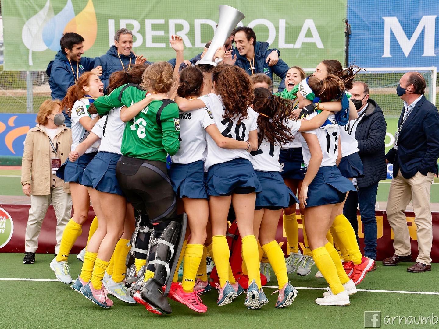 El equipo femenino celebra la 22ª liga de hockey para el Club. Foto: Rfeh