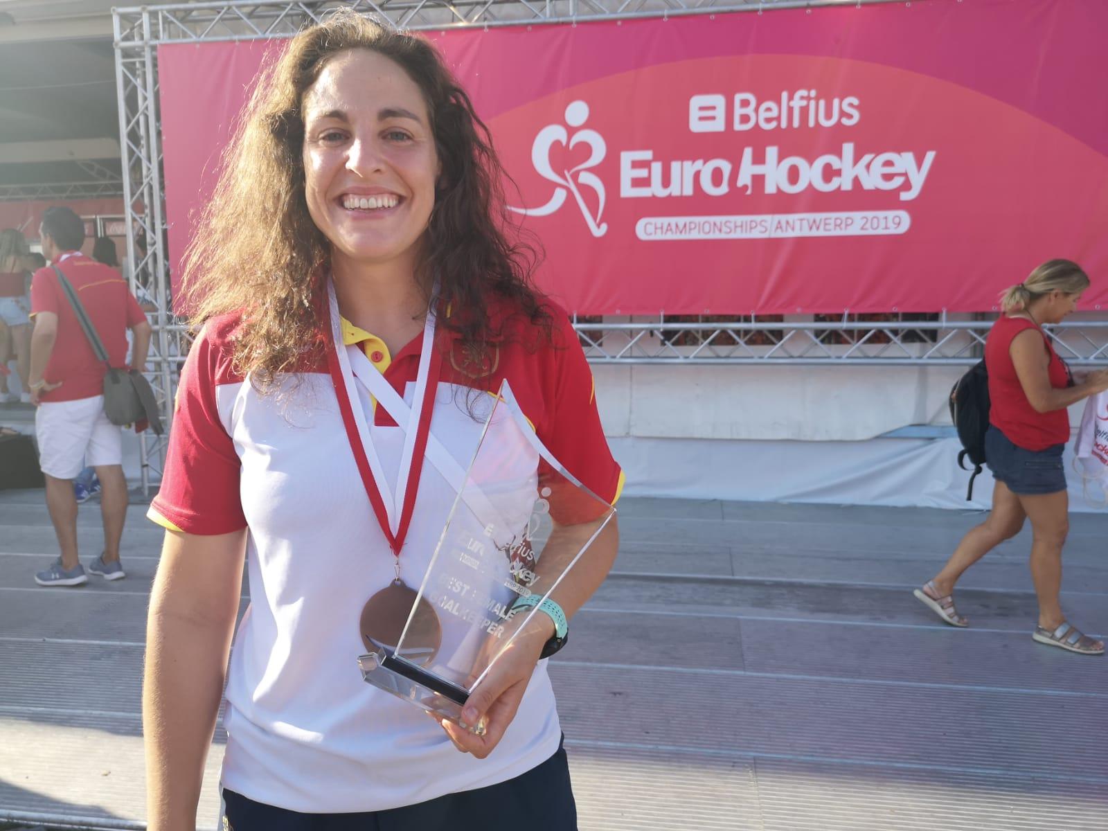 Mari Ruiz, con la medalla de bronce y el trofeo a Mejor Portera del Europeo