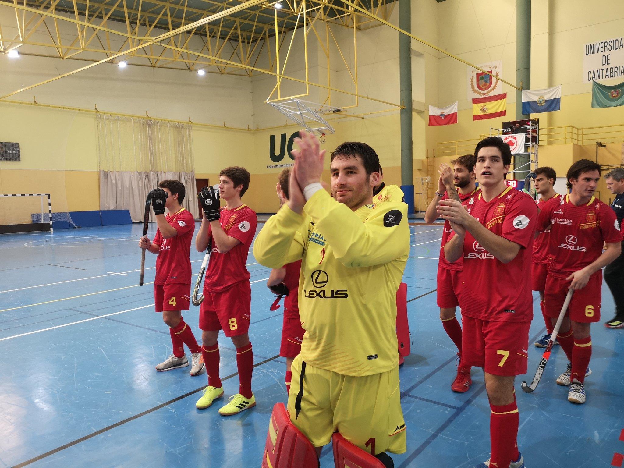 Álvaro Negrete (portero) y el resto de la selección aplauden el apoyo de la afición cántabra. Foto: RFEH