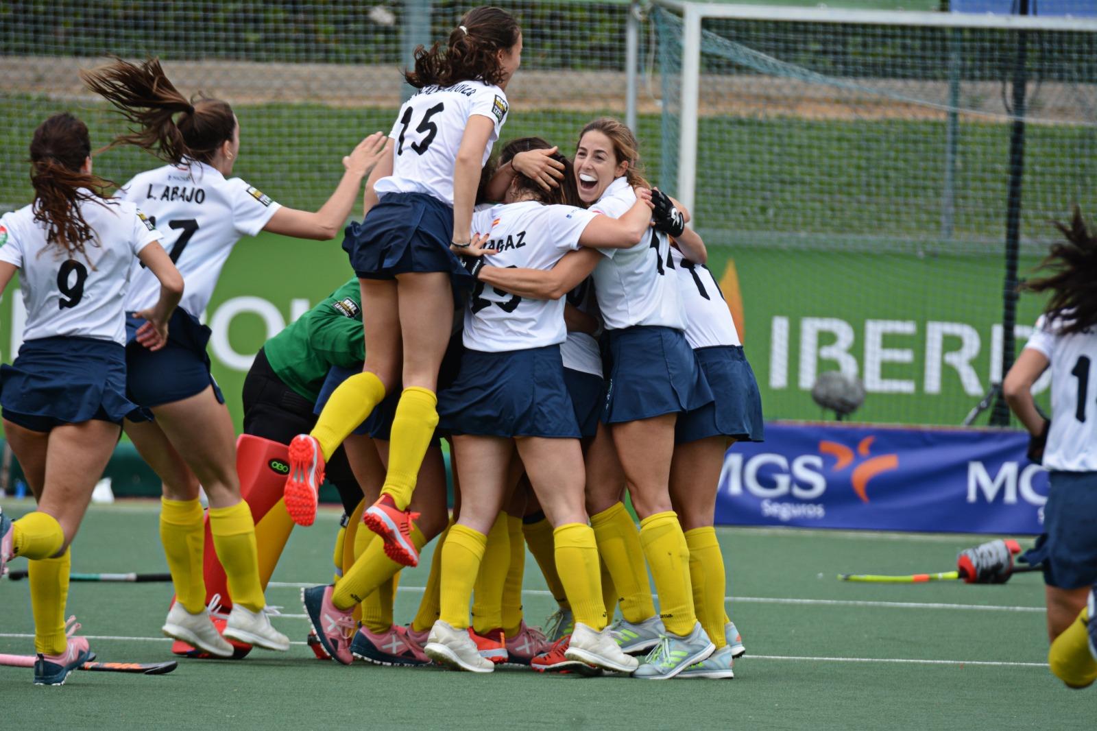 El Club de Campo de hockey femenino celebra un gol.