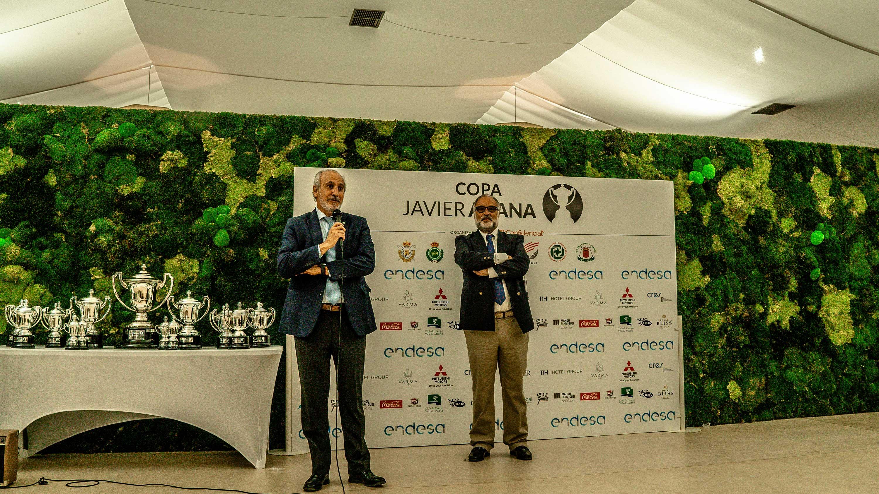 El gerente del Club, Juan Carlos Vera Pró (izda.), da la bienvenida a los participantes en la Copa Javier Arana de golf.